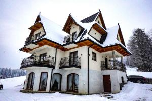 苏凯Apartamenty u Trebuniów的雪中积雪覆盖的房子
