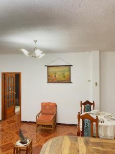 圣克里斯托瓦尔Moonlight, Galápagos的客厅配有桌子和椅子