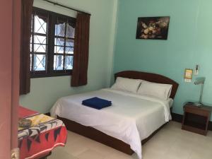 卡塔海滩幻想山简易别墅酒店的一间卧室设有一张床和一个窗口