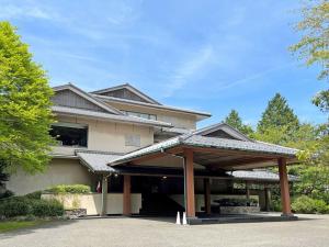 箱根龙宫殿日式旅馆的房屋前方设有凉亭