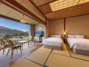 箱根龙宫殿日式旅馆的美景客房内的两张床