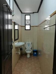 琅勃拉邦PHAI GUESTHOUSE的一间带卫生间和水槽的浴室
