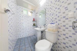 巨济马洛迪亚度假屋的一间带卫生间和水槽的浴室