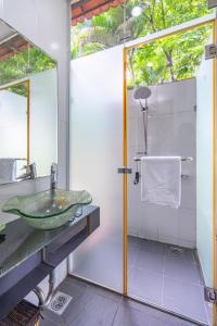 Ấp Thanh NguyênMekong Long Thanh Resort & Reststop的一间带水槽和淋浴的浴室
