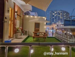首尔Stay Hannam的阳台配有桌子和雨伞。
