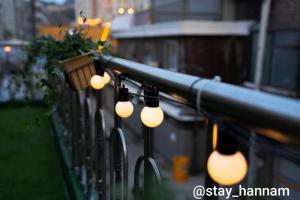 首尔Stay Hannam Foreigner only的栅栏上带灯的街灯