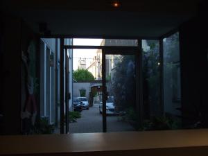 奥尔良杰克酒店的夜间通往街道的开放式玻璃门