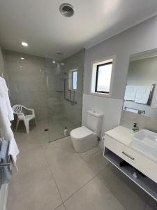 凯塔亚Taipa Views Bed & Breakfast的浴室配有卫生间、盥洗盆和淋浴。