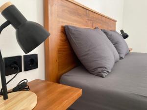 金巴兰Rebels Point的一间卧室配有一张带台灯和枕头的床