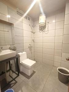 瑞诗凯诗Hotel Tapovanam Rishikesh的浴室配有白色卫生间和盥洗盆。