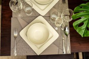 基利菲TAUSI HOMES Sultan Palace Beach Resort的一张桌子,上面有盘子、叉子和酒杯