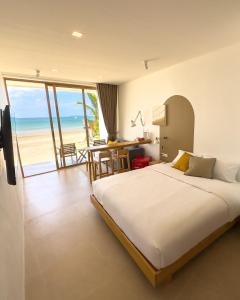 高兰lovelytheroom的一间卧室配有一张床,享有海滩美景