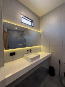 高兰lovelytheroom的白色的浴室设有水槽和镜子