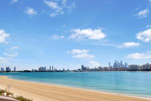 迪拜FAM Living - Palm Jumeirah - Beach Villas with Private Pool的享有海滩美景,以城市为背景