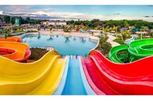 San JoseAstoria Palawan的一个带彩虹彩灯的大型水上公园