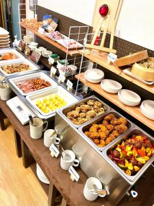 青森Aomori Green Park Hotel的包含多种不同食物的自助餐