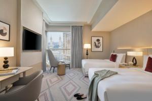 麦加Jumeirah Jabal Omar Makkah的酒店客房设有两张床和窗户。