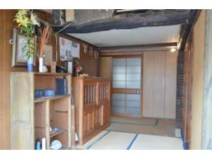 早岛町Tsukubo-gun - House / Vacation STAY 34603的一间设有车库的房间,里面设有一扇门