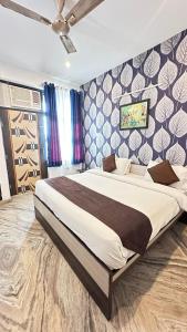 斋浦尔Nahargarh Palace Hotel的一间卧室,卧室内配有一张大床