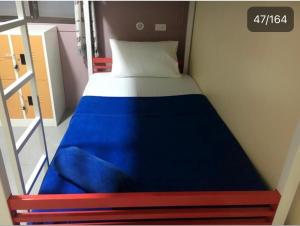 Haad Chao Phao卡普坦旅馆的小房间的小床,配有蓝色床垫