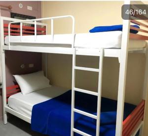 Haad Chao Phao卡普坦旅馆的一间卧室设有两张双层床和梯子
