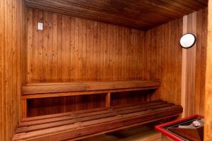 库克山村Haka House Aoraki Mt Cook的木制桑拿,里面设有木凳