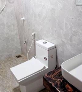 丹格迪Amore Apartment, Maldives的浴室配有白色卫生间和盥洗盆。