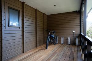 库克山村Haka House Aoraki Mt Cook的一辆自行车停在一个铺有木地板的房间