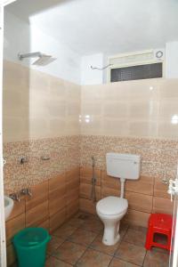 古鲁瓦尤尔SIVARANJINI TOURIST的一间带卫生间和水槽的浴室