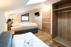 斯拉德明Club House的酒店客房设有两张床和一个衣柜。