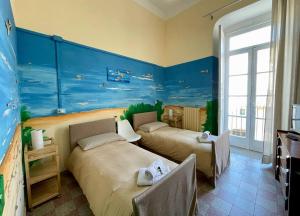 克罗托内Casa di Chiara的蓝色墙壁客房的两张床