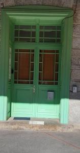 泽勒兹纳·鲁达伊丽莎白公寓的大楼内带窗户的绿色门