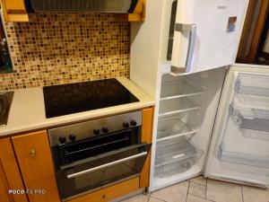 卡利诺岛APARTMENTS by climbing house的厨房配有烤箱和开放式冰箱。