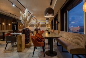 布克维Didukh Eco Hotel&Spa的配有桌椅和沙发的房间