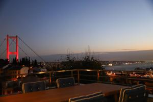 伊斯坦布尔Mona Bosphorus Hotel的夜晚可欣赏到金门桥的景色