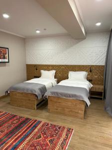 Dami Almaty Hotel客房内的一张或多张床位