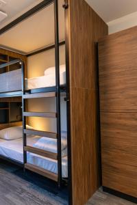 特卡波湖Haka House Lake Tekapo的双层床间设有两张双层床和衣柜。