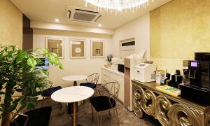 坡州市Paju Geumchon Grache的带2张桌子和椅子的房间以及厨房