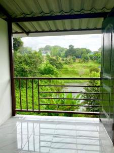 王南安科Ozone Chomdao Resort的河景客房 - 带河景阳台