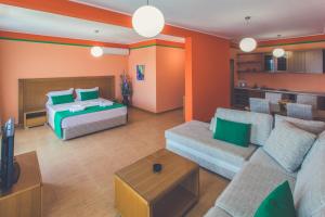 多布拉沃达度斯公寓酒店的客厅配有沙发和1张床