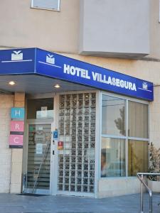 莫利纳德塞古拉Hotel Villasegura的带有酒店别墅读物标志的酒店大楼