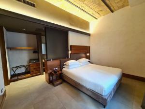 罗马加斯米特城市套房公寓式酒店的卧室配有一张白色大床