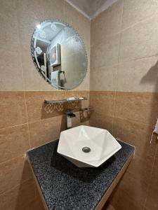 拉合尔Hotel Green Fort Gulberg的一间带水槽和镜子的浴室