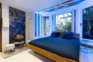 米卢斯ART & SPA Luxury bedroom at the heart historical center的一间卧室设有一张床和一个大窗户