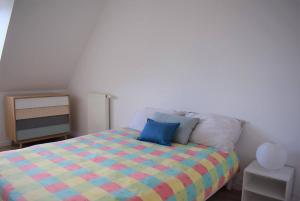 佩罗斯-吉雷克Bel appartement entièrement rénové 5 personnes au centre ville de PERROS-GUIREC - Ref 923的一间卧室配有一张带彩色毯子的床