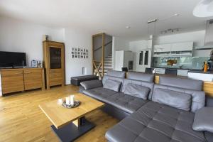 索内纳尔佩·纳斯费尔德CKPK豪华公寓的客厅配有沙发和桌子