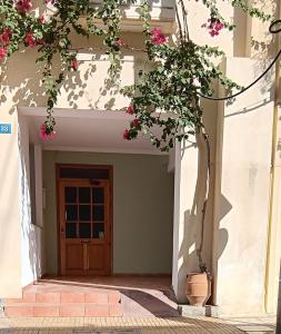雅典Athenian Asty Guesthouse的粉红色花房的前门