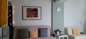 雅典Athenian Asty Guesthouse的客厅配有沙发和墙上的照片