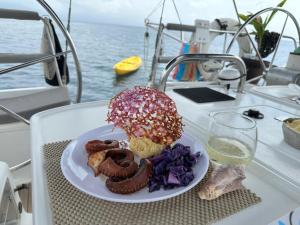 NusatupoSan Blas Sailing boat的船上桌子上的一盘食物