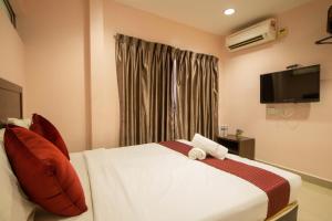Batang BerjuntaiSun Inns Hotel Bestari Jaya的一间酒店客房,配有一张床和一台电视